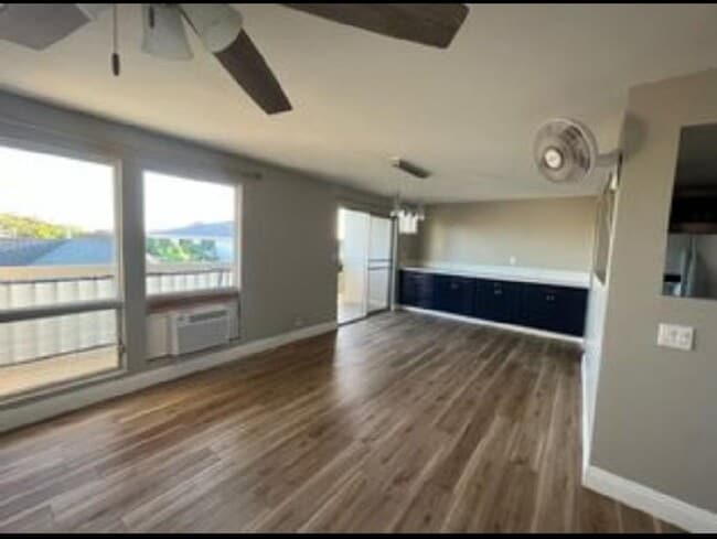 Building Photo - Pet friendly, upgraded and spacious 5 bedr...