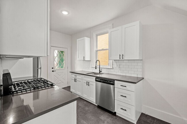 Building Photo - AVAILABLE AUGUST 1ST!! BEAUTIFUL 3 BEDROOM...