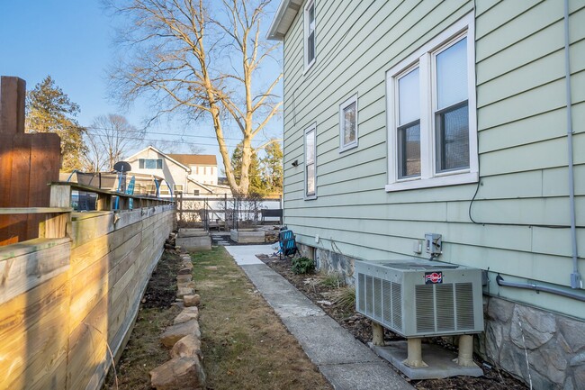 Building Photo - 3 BED · 1.5 BATH · MODERN INDUSTRIAL · AVA...