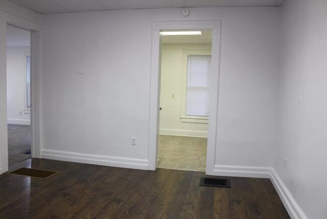 Building Photo - 4 Maple Ave