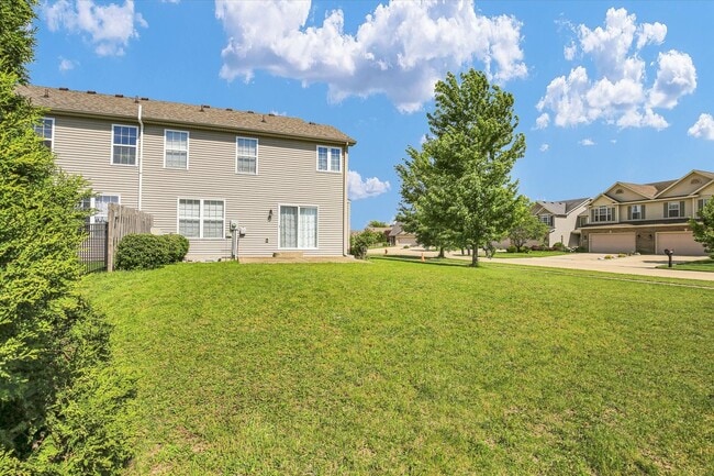 Building Photo - Updated 3 Bedroom Townhome in SW Champaign - Available 06/01/2026