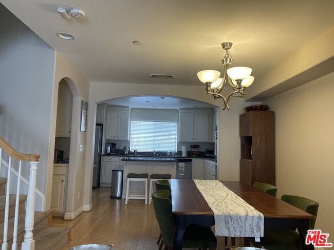 Building Photo - 717 E Olive Ave