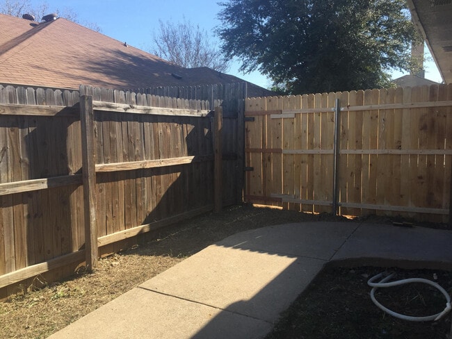 Building Photo - Spacious 3 Bedroom 2 Bath Half of Duplex A...