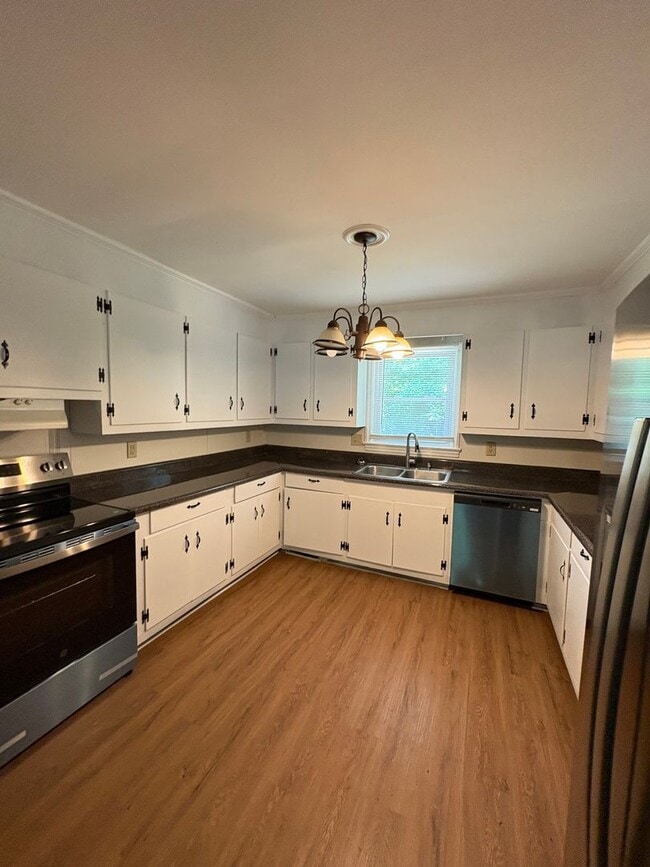 Building Photo - Great Location in Greenville 3 Bedroom 1.5 Bath  Minutes from Augusta Road and Downtown!!