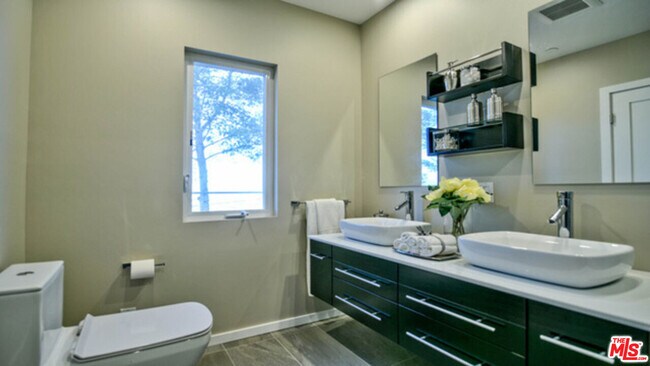 Building Photo - 649 Cross Ave