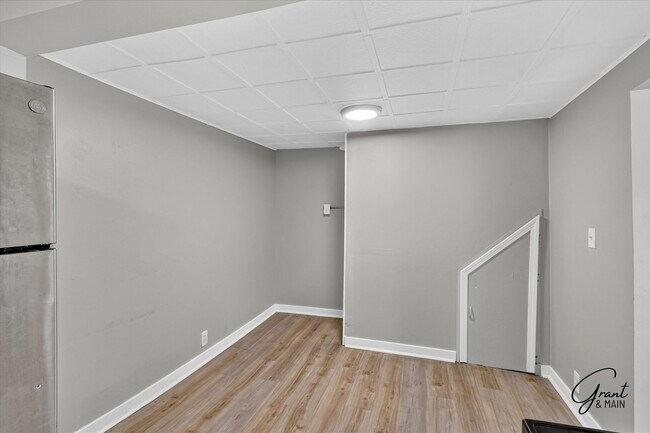 Building Photo - $1300 2 bedroom bungalow