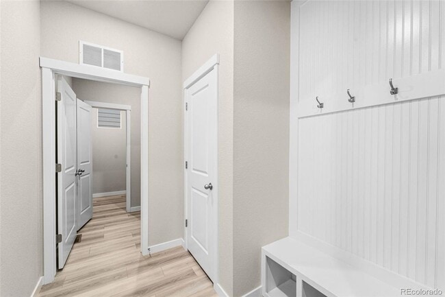 Building Photo - Gorgeous 5 Bed 3 bath Home In Aspen Meadows!!