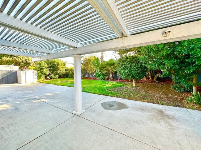 Building Photo - Beautiful, Single-Story, Updated, Private ...