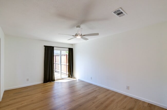 Building Photo - 1067 W Sierra Ave