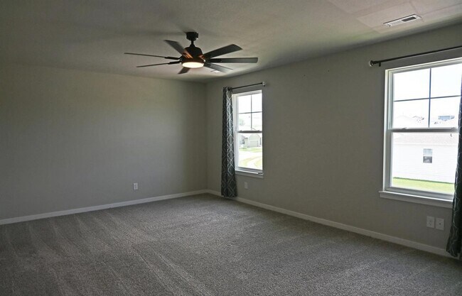Building Photo - Spacious Elegance Meets Modern Comfort In ...