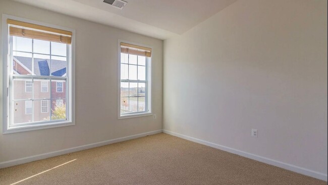 Building Photo - Stunning 3 Level, 3 Bed 3.5 Bath Townhome ...