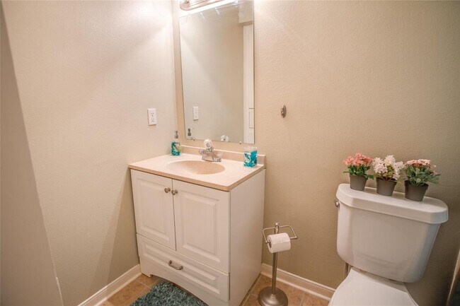 Building Photo - Small gated community of 39 units, conveni...