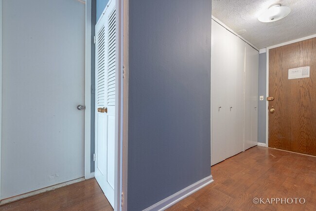 Building Photo - 720 W Gordon Terrace