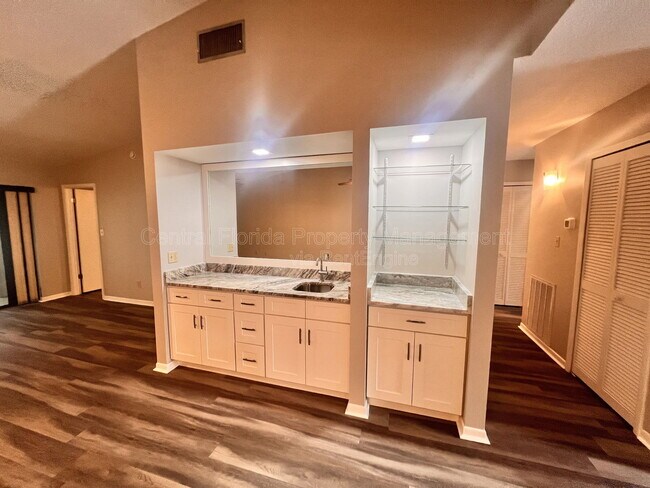 Building Photo - 17 Escondido Cir