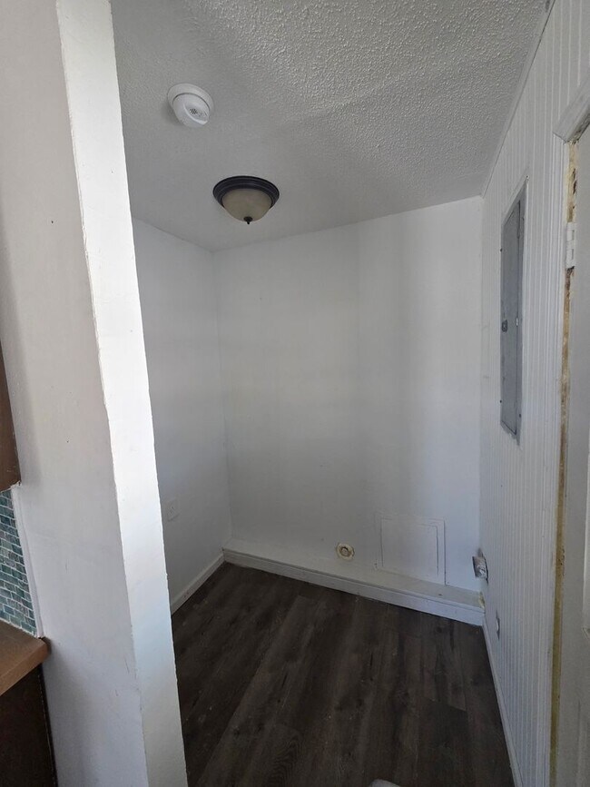 Building Photo - HALF OFF FIRST MONTH'S RENT FOR WELL-QUALIFIED APPLICANTS!