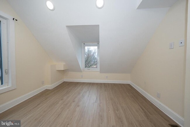 Building Photo - 622 Spring Ave