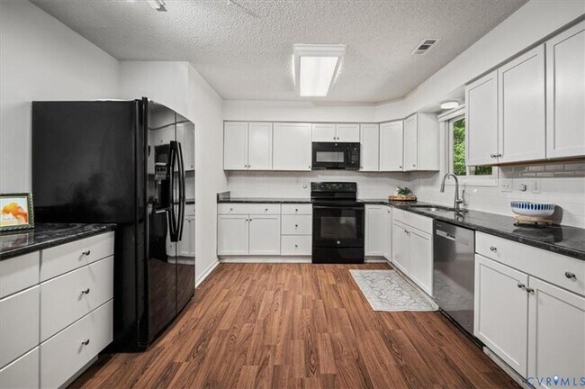 Building Photo - 3 Bedroom Townhome in Henrico!!!