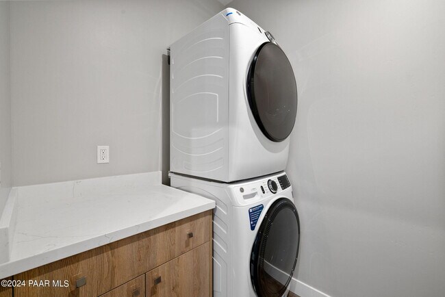 Building Photo - 1345 Rockwood Dr