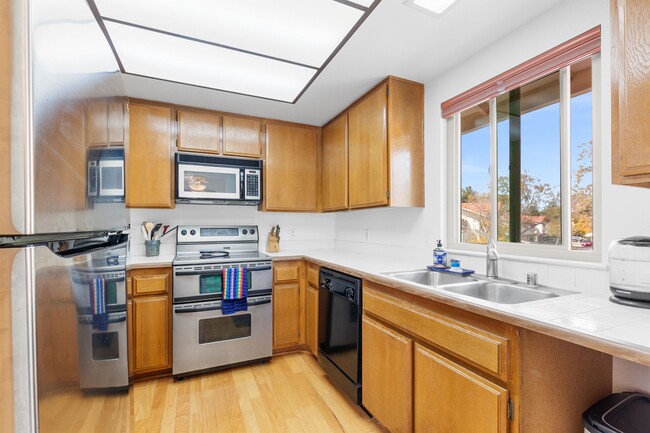 Building Photo - 3150 Avenida Topanga