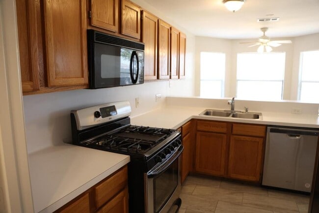 Building Photo - 3419 Lakeland Gardens Dr
