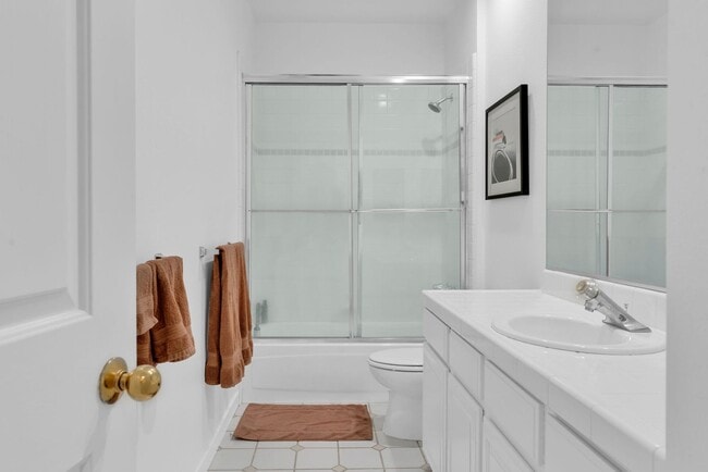 Building Photo - Quiet and Spacious 2 Bedroom Condo in Sunny Novato!