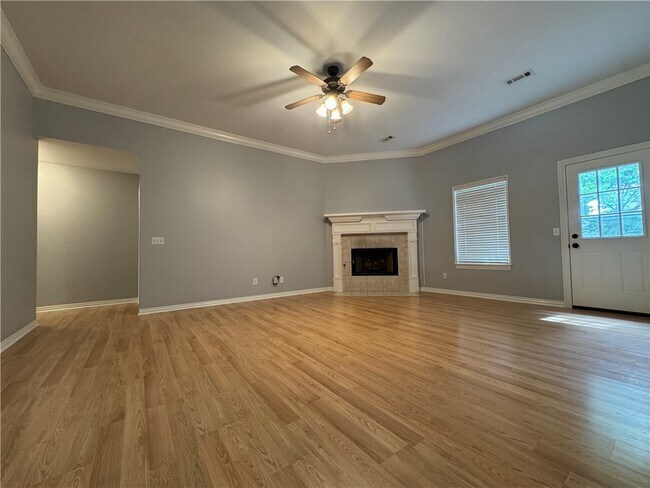 Building Photo - 4905 Hawthorne Way