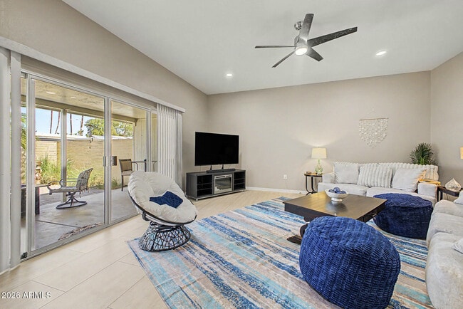 Building Photo - 10454 W Palmeras Dr