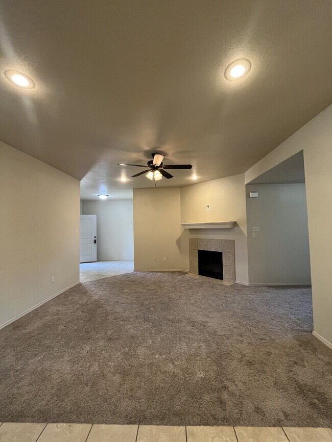 Building Photo - Cute 3/2/2 townhome in the Lubbock-Cooper District