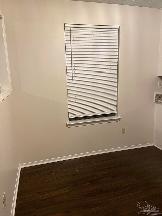 Building Photo - 10049 Hillview Rd