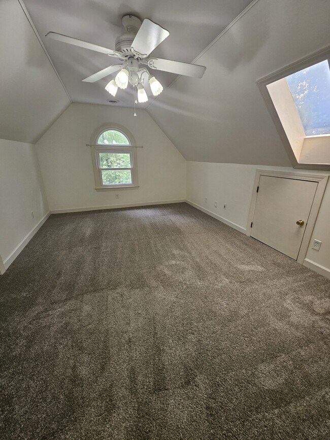 Building Photo - 402 E Raintree Ln