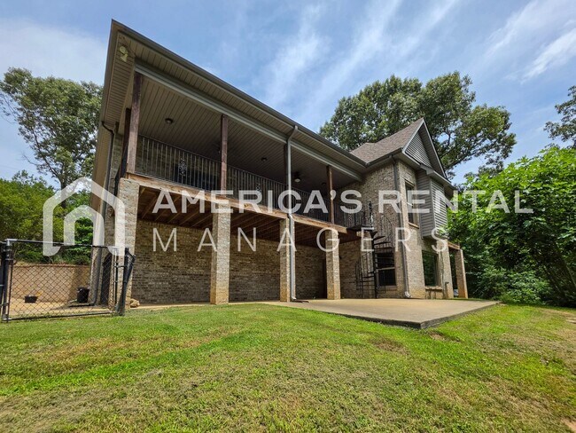 Building Photo - Private Estate Living on Over 3 Acres! Available to view NOW!