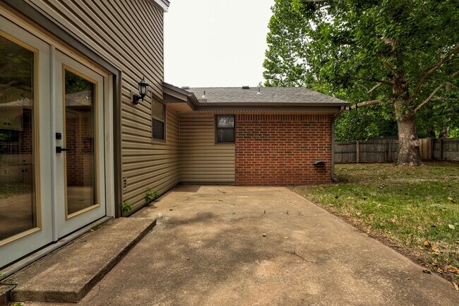 Building Photo - 605 Springwood St