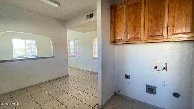 Building Photo - 2717 Idalia Ave