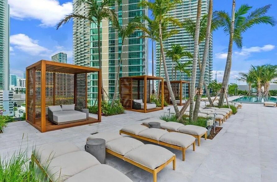 Building Photo - 3131 NE 7th Ave