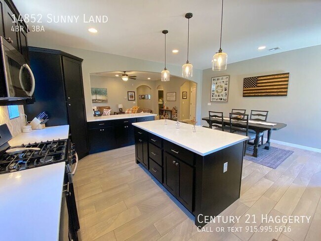 Building Photo - Gorgeous 4 Bedroom Refrig A/C Home