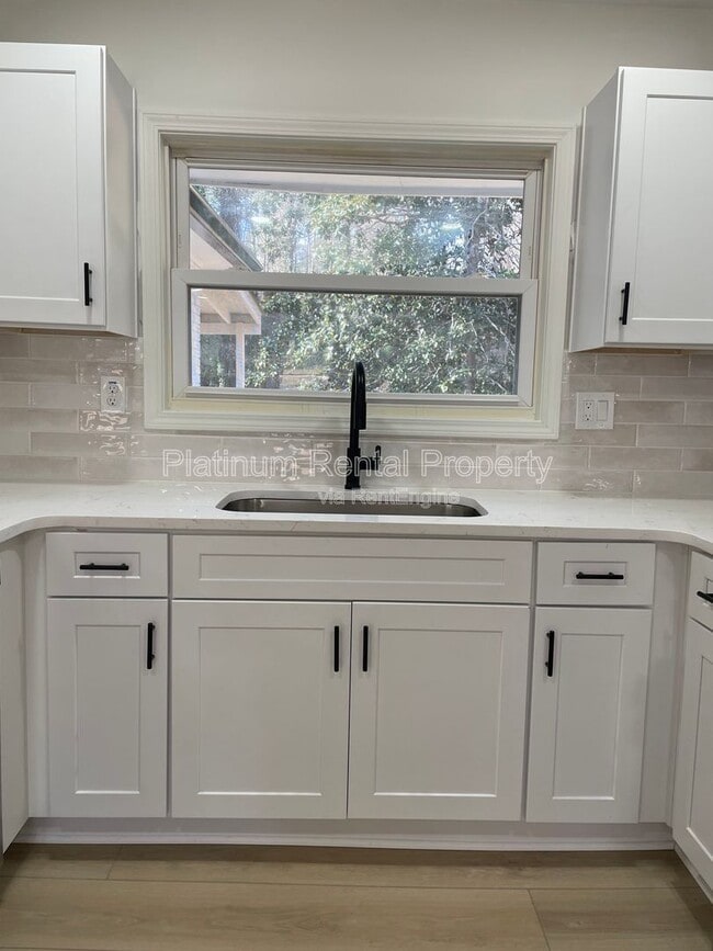 Building Photo - 1245 Shore Dr SW