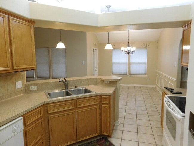 Building Photo - Spacous Southside Split Bedroom Home