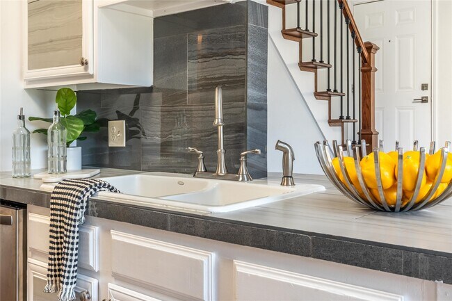 Building Photo - 8411 Sands Point Dr