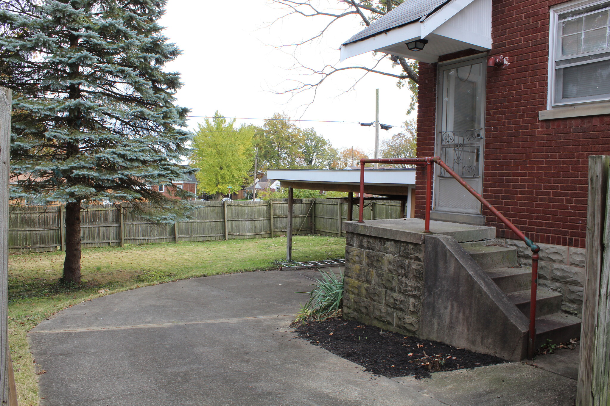 Building Photo - 7332 Maple Ave