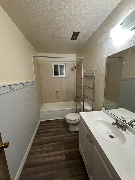 Bathroom - 2022 Isleta Blvd SW