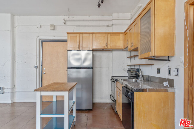 Building Photo - 215 W 7th St