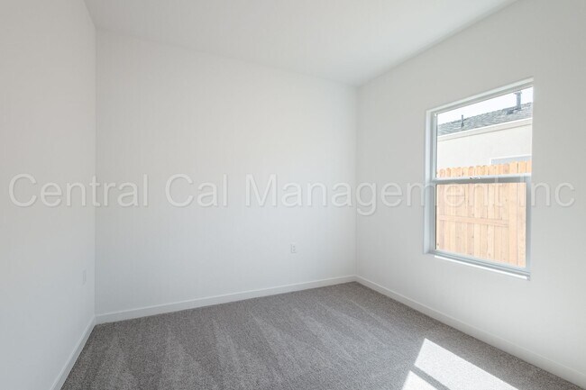 Building Photo - 4 Bedroom, 2 Bath Home with Solar in the Southwest - $2495 Per Month!