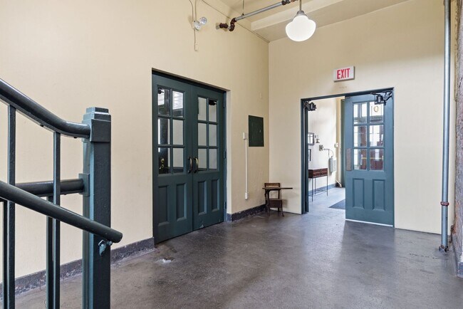 Building Photo - 910 Bingham St
