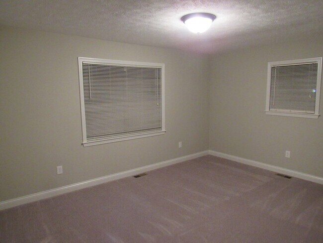 Building Photo - 4 Bedroom, 3 Bath Basement Ranch with Coun...