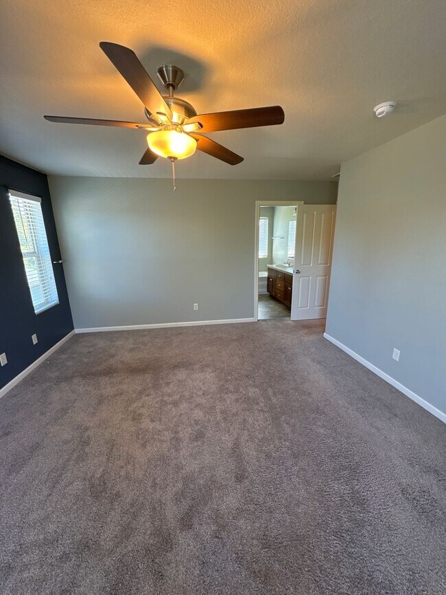 Building Photo - Beautiful 3 bedroom with bonus loft area i...