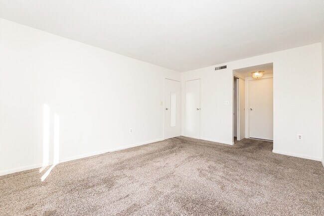 Building Photo - 404 Paradise Rd