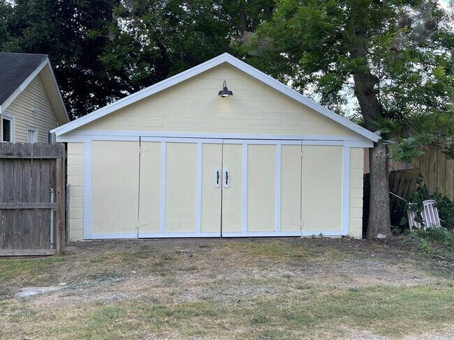 Building Photo - 107 Sinclair St