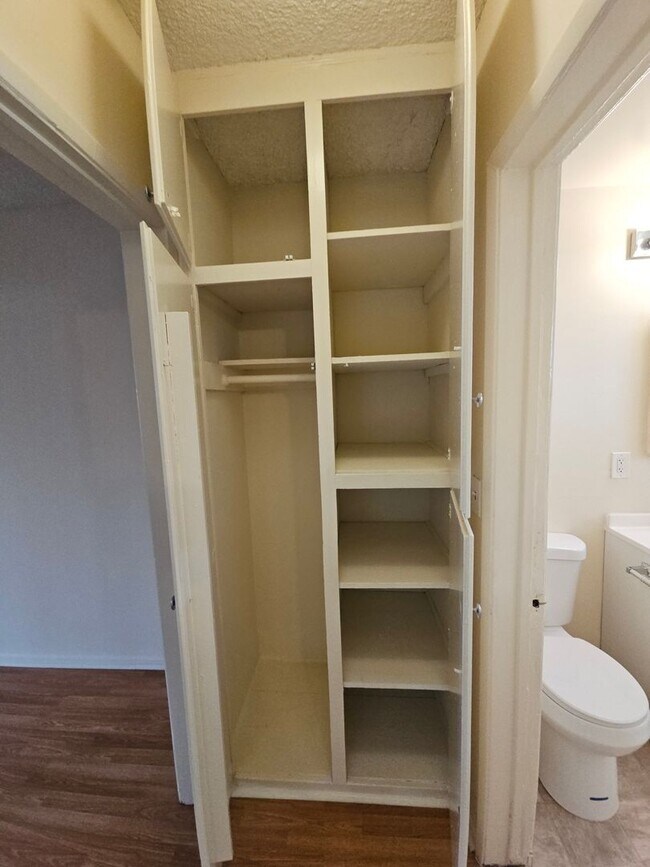 Building Photo - Newly Renovated Unit