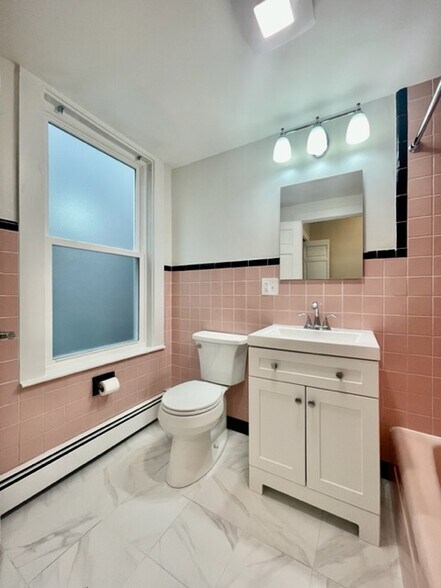 Full Bath - 332 Hurley St