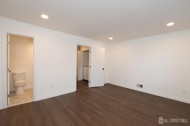 Building Photo - 801 Woodbridge Commons Way